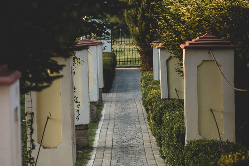 Сквер вільних людей – затишний громадський простір у Жидичині, оточений зеленню, з лавками для відпочинку.